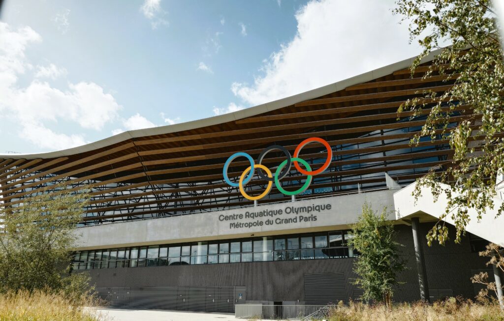 Facade du CAO avec les anneaux olympique, coté plongeoirs