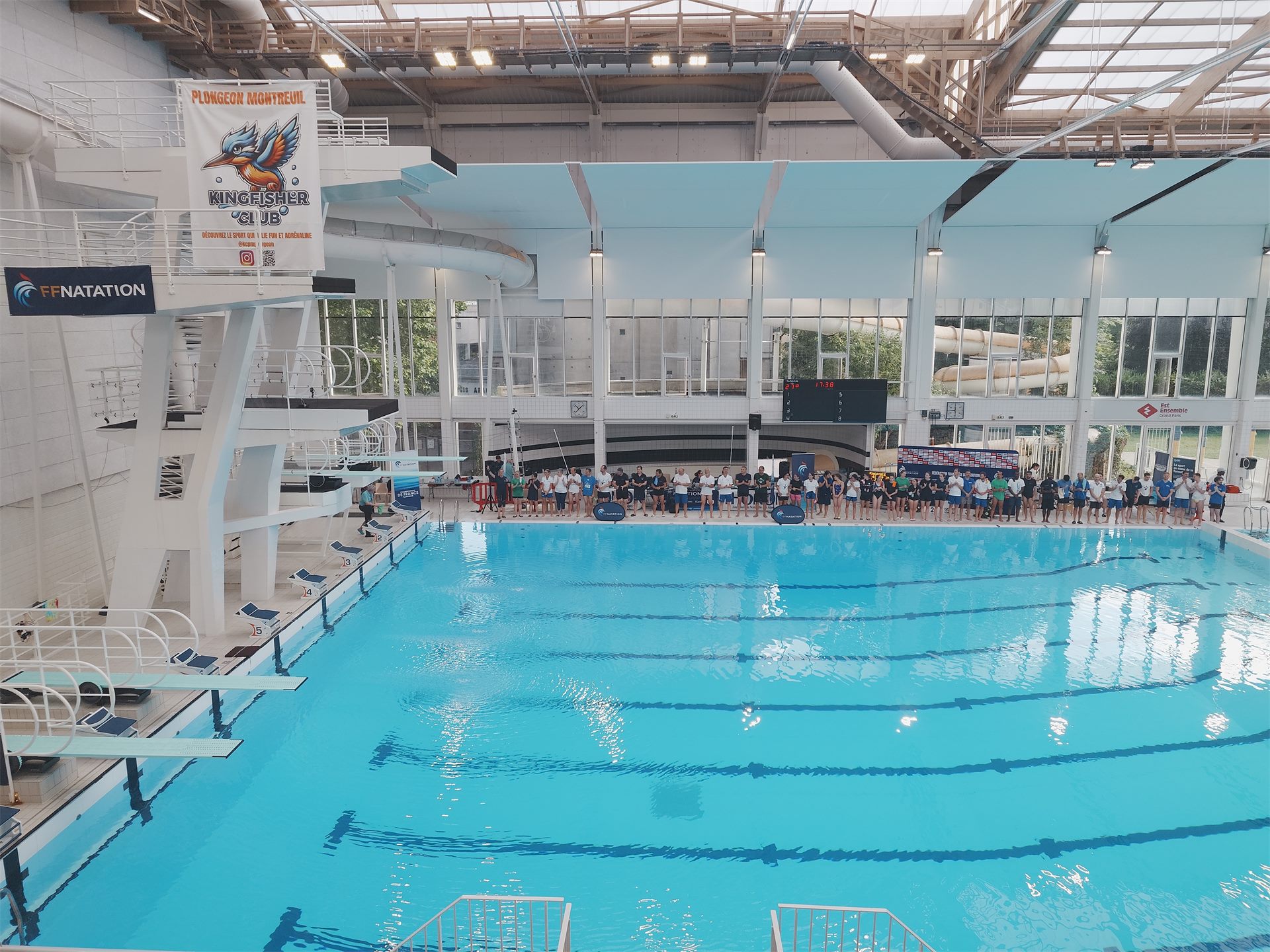 Présentation des plongeurs alignés au bord du bassin du stade nautique Maurice Thorez à Montreuil, aux championnats de France de plongeon