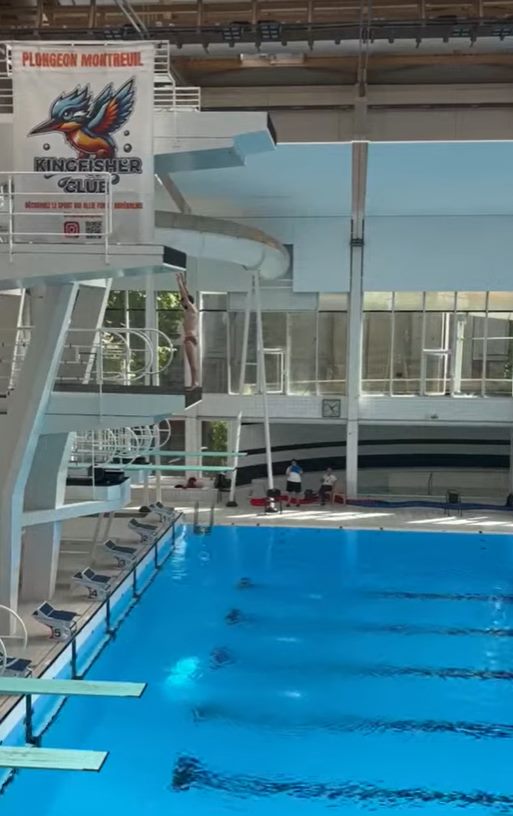 Plongeur en position de départ sur la plateforme de haut-vol du stade nautique Maurice Thorez à Montreuil