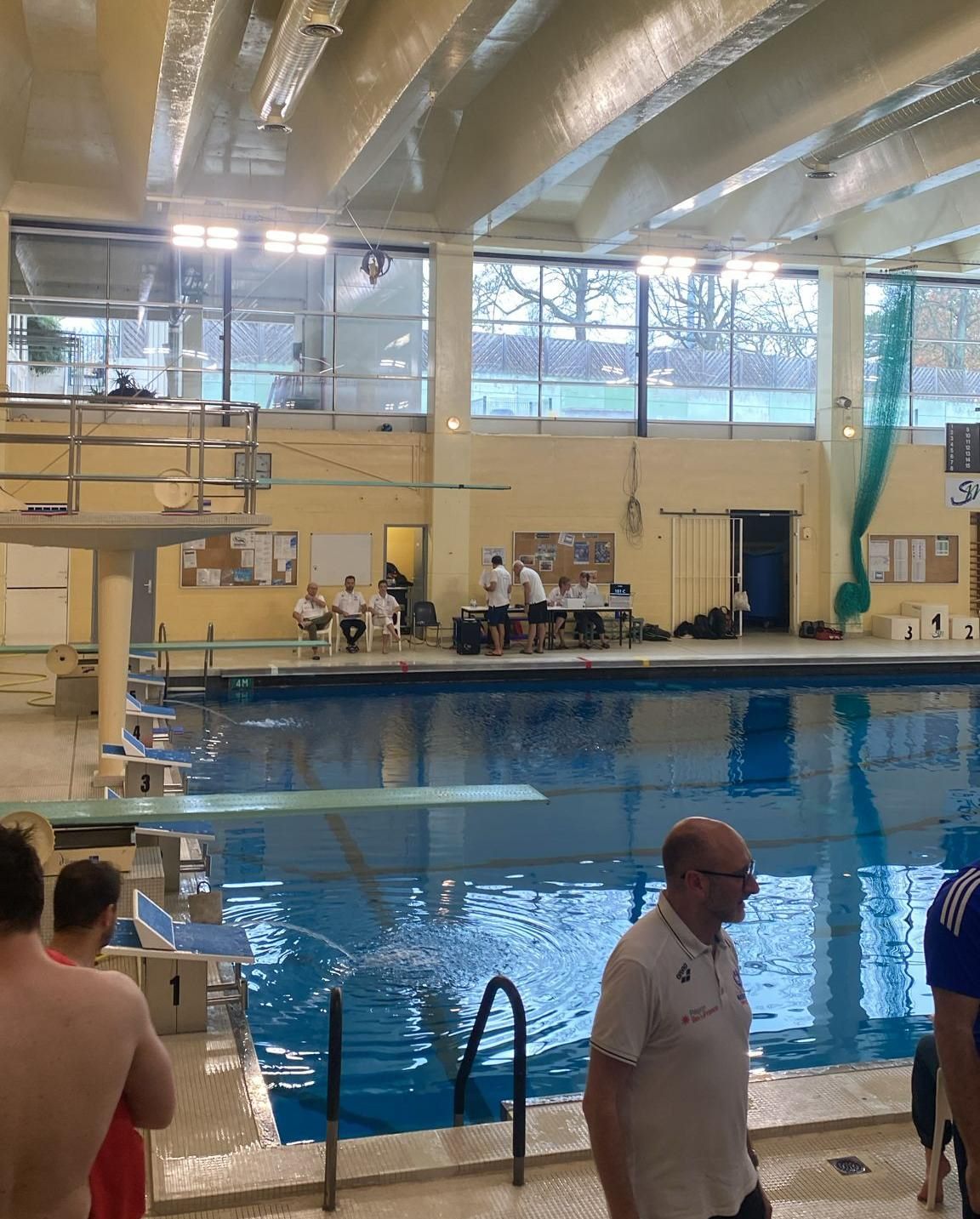 Tremplins de 1 m et 3 m et table du jury dans la fosse de la piscine Pierre Brossolette à Saint-Maur-des-Fossés