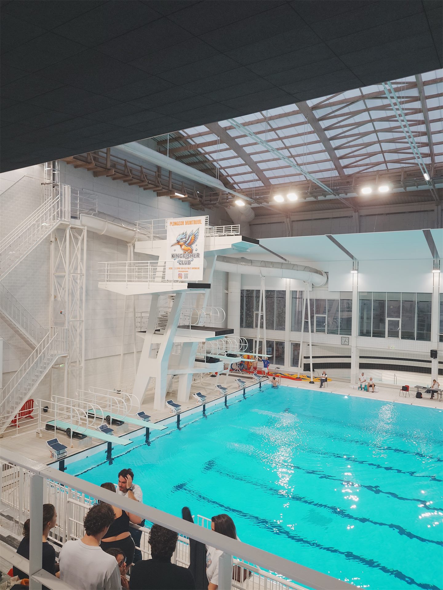 Vue depuis les gradins sur la tour de plongeon de 10 m et le bassin du stade nautique Maurice Thorez à Montreuil