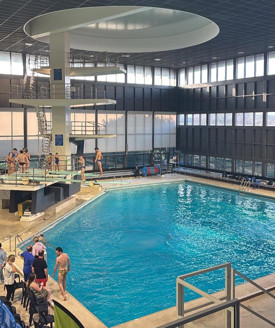 Plongeurs à l'échauffement sur les tremplins et la tour de plongeon de la piscine de Schiltigheim
