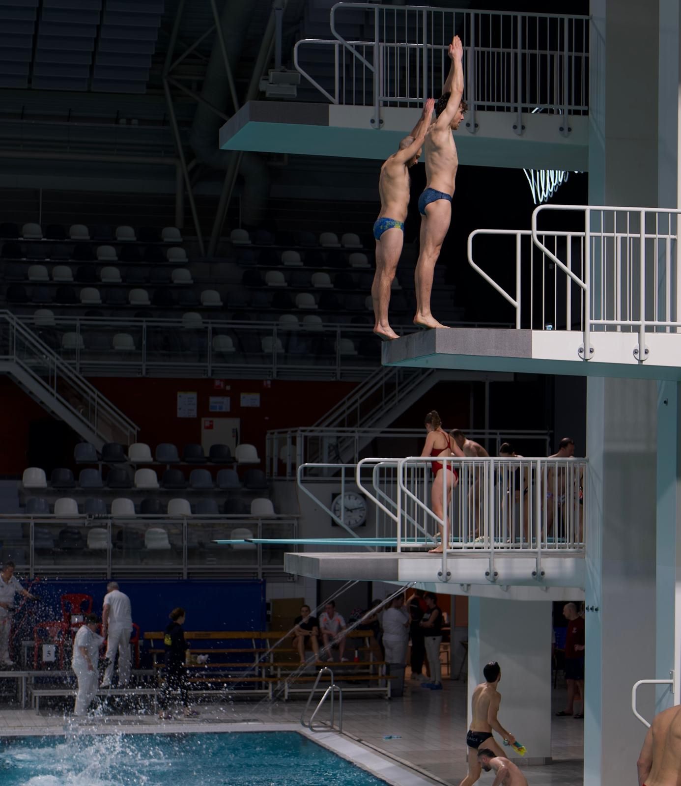 Deux plongeurs en position de départ d'un plongeon synchronisé sur la plateforme du Pieter van den Hoogenband Zwemstadion à Eindhoven