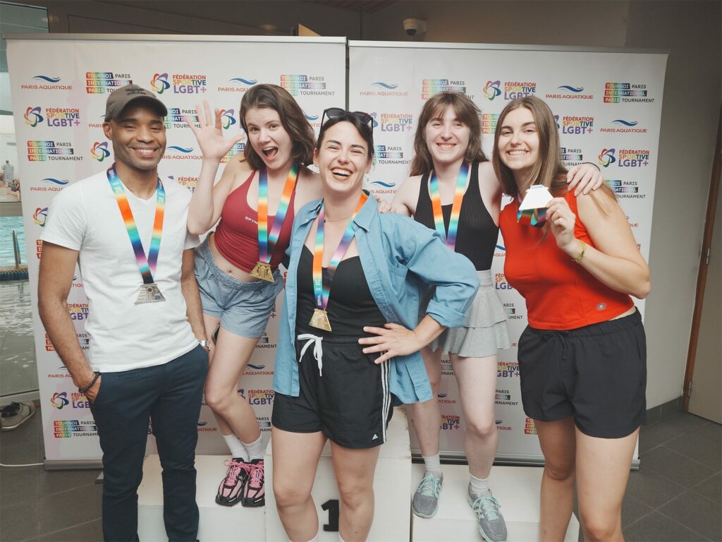 Plongeuses et plongeur d'Héritage 2024 Plongeon médaillés, posant sur le podium du Tournoi International de Paris 2026