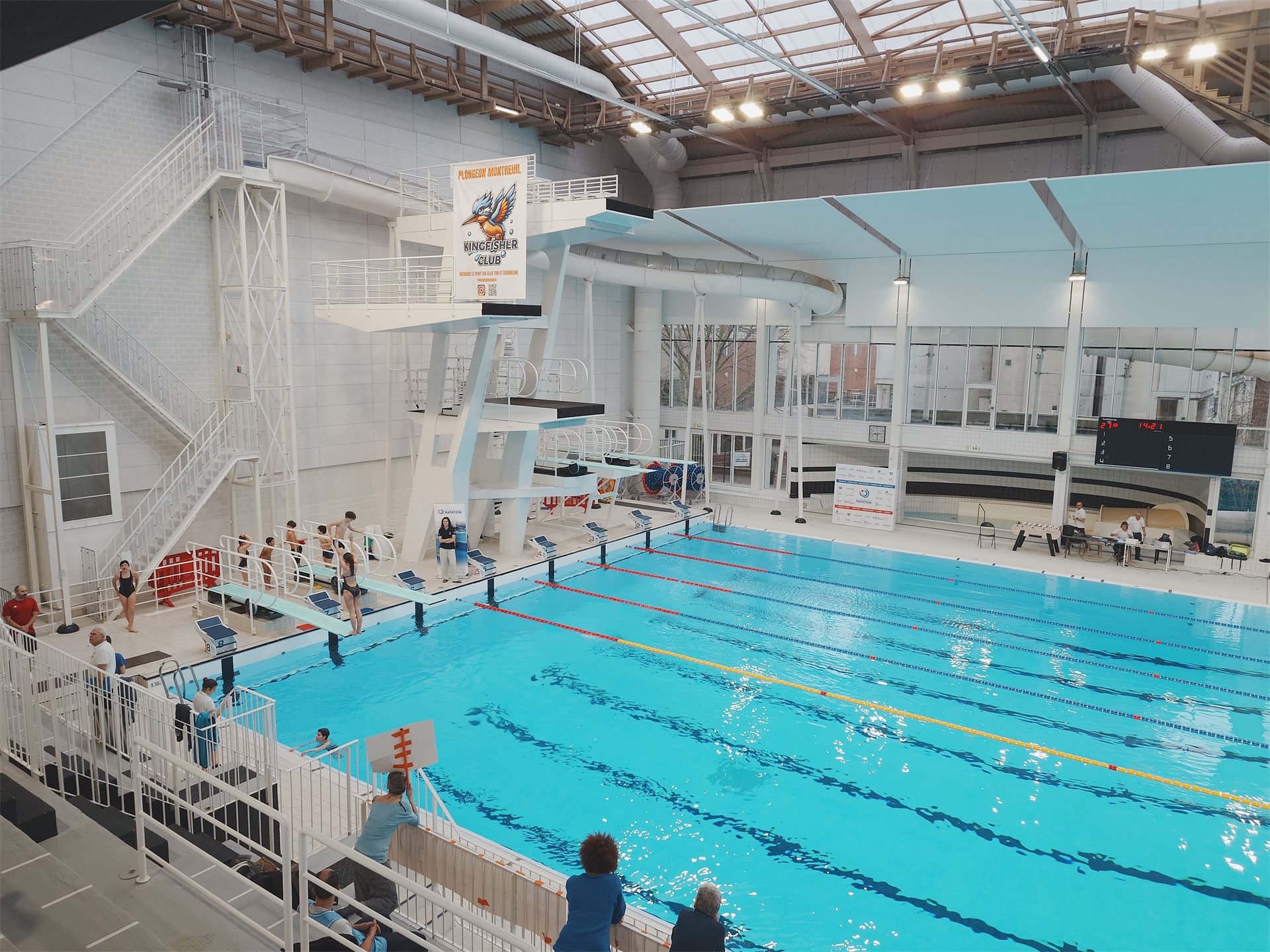 Jeunes plongeurs attendant leur passage au pied des tremplins du stade nautique Maurice Thorez à Montreuil